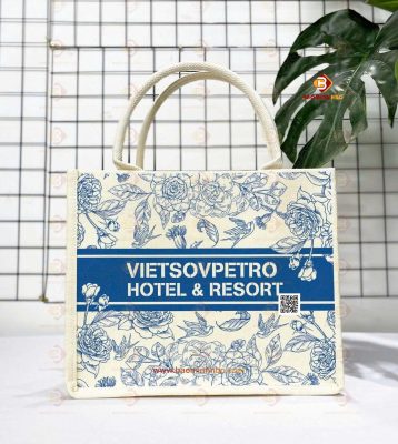 5 Ưu Điểm Vượt Trội Của Túi Vải Đay Quà Tặng 6 z6833386833830 bf4ff79ee61eb838e9d19379509f170a