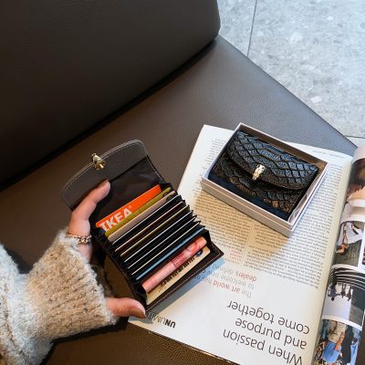 5 mẫu ví da cầm tay sang trọng đáng sở hữu 2025 3 vi02 1