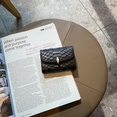 5 mẫu ví da cầm tay sang trọng đáng sở hữu 2025 6 vi05