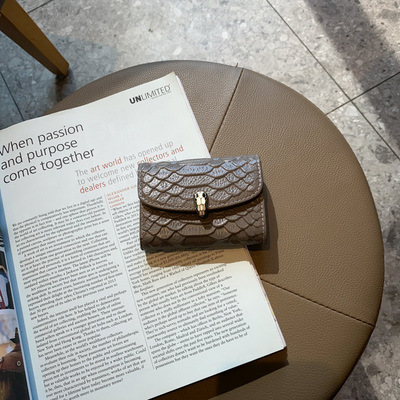 5 mẫu ví da cầm tay sang trọng đáng sở hữu 2025 9 vi08