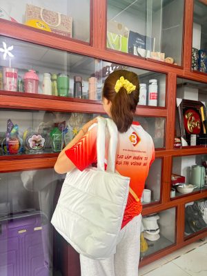 Túi Chần Bông – Xu Hướng Quà Tặng 2025 3 z7093590711287 a9d4f4170b6571367722ecff9b7b24de