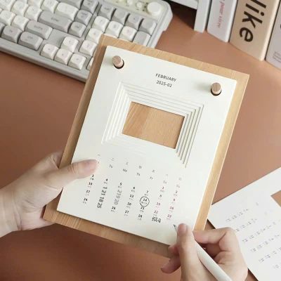 Lịch Gỗ Để Bàn 2026 - Xu Hướng Lịch Hiện Đại 4 z7100535633599 d8861abb4b90be988c335230ea5b0ee8