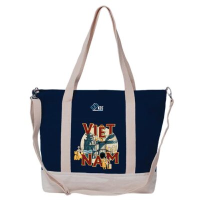 Túi Tote Canvas In Hình Việt Nam Không chỉ đơn thuần là một chiếc túi thời trang, túi tote canvas in hình Việt Nam còn mang đến những giá trị tinh thần đặc biệt. Hình ảnh lá cờ đỏ sao vàng cùng các nhân vật vui tươi trên nền túi tạo nên cảm giác gần gũi, thân thiện và tràn đầy năng lượng tích cực. Trong bối cảnh giới trẻ ngày càng quan tâm đến việc thể hiện cá tính thông qua phụ kiện thời trang, những sản phẩm mang đậm dấu ấn văn hóa Việt Nam đang trở thành xu hướng được yêu thích. Chiếc túi tote này chính là sự kết hợp hoàn hảo giữa thời trang hiện đại và niềm tự hào dân tộc. Thiết Kế Tối Giản Nhưng Vô Cùng Nổi Bật Điểm đặc biệt của sản phẩm nằm ở khả năng thu hút ánh nhìn ngay từ lần đầu tiên. Nền vải canvas màu kem thanh lịch giúp làm nổi bật các họa tiết in nhiều màu sắc. Hình ảnh đoàn tàu, lá cờ Việt Nam cùng những nhân vật hoạt hình đáng yêu tạo nên tổng thể sinh động nhưng không rối mắt. Thiết kế này phù hợp với nhiều độ tuổi khác nhau và có thể sử dụng trong nhiều môi trường từ trường học, văn phòng cho đến các buổi dạo phố cuối tuần. Không Gian Lưu Trữ Lý Tưởng Nhiều người lựa chọn túi tote bởi sự tiện lợi mà sản phẩm mang lại. Với thiết kế lòng túi rộng rãi, người dùng có thể dễ dàng mang theo: Sách vở học tập. Tài liệu làm việc. Máy tính bảng. Bình nước cá nhân. Mỹ phẩm. Ví tiền. Điện thoại. Ô gấp gọn. Tai nghe và phụ kiện cá nhân. Sức chứa lớn giúp chiếc túi đáp ứng hiệu quả nhu cầu sử dụng mỗi ngày mà vẫn đảm bảo tính thẩm mỹ. Phụ Kiện Thời Trang Dành Cho Người Yêu Văn Hóa Việt Ngày càng có nhiều bạn trẻ yêu thích các sản phẩm mang đậm bản sắc dân tộc. Túi tote canvas in hình Việt Nam không chỉ giúp hoàn thiện phong cách thời trang mà còn là cách thể hiện tình yêu quê hương theo phong cách hiện đại. Hình ảnh được thiết kế trẻ trung, sáng tạo nên phù hợp với xu hướng thẩm mỹ của thế hệ trẻ hiện nay. Đây cũng là sản phẩm được nhiều du khách lựa chọn làm quà lưu niệm sau những chuyến tham quan tại Việt Nam. Dễ Dàng Mang Theo Trong Mọi Hành Trình Một ưu điểm nổi bật khác của túi tote canvas là trọng lượng nhẹ. Người dùng có thể: Gấp gọn trong vali du lịch. Mang theo khi mua sắm. Sử dụng làm túi dự phòng. Đem theo trong các chuyến dã ngoại. Sử dụng hằng ngày mà không gây cảm giác nặng nề. Sự tiện lợi này giúp sản phẩm trở thành người bạn đồng hành lý tưởng trong cuộc sống hiện đại. Xu Hướng Sử Dụng Túi Tote Thân Thiện Với Môi Trường Bên cạnh yếu tố thời trang, nhiều người lựa chọn túi tote canvas vì tính thân thiện với môi trường. Sản phẩm có thể tái sử dụng nhiều lần, góp phần: Giảm sử dụng túi nilon. Hạn chế rác thải nhựa. Xây dựng lối sống xanh. Nâng cao ý thức bảo vệ môi trường. Đây là xu hướng tiêu dùng tích cực đang được cộng đồng trẻ hưởng ứng mạnh mẽ. Món Quà Lưu Niệm Đầy Ý Nghĩa Nếu bạn đang tìm kiếm một món quà mang đậm dấu ấn Việt Nam thì chiếc túi tote này là lựa chọn rất phù hợp. Sản phẩm thích hợp làm quà tặng cho: Bạn bè. Học sinh. Sinh viên. Người thân. Du khách quốc tế. Đối tác trong các sự kiện văn hóa. Không chỉ hữu ích trong cuộc sống hằng ngày, chiếc túi còn mang giá trị tinh thần và thông điệp tích cực về tình yêu quê hương đất nước. Sản Phẩm Đáng Có Trong Tủ Đồ Của Mỗi Người Với thiết kế đẹp mắt, chất liệu bền bỉ và ý nghĩa đặc biệt, túi tote canvas in hình Việt Nam xứng đáng trở thành phụ kiện không thể thiếu trong tủ đồ của mỗi người. Đây là sản phẩm vừa giúp bạn thể hiện phong cách cá nhân, vừa lan tỏa những giá trị văn hóa Việt Nam một cách gần gũi và sáng tạo.
