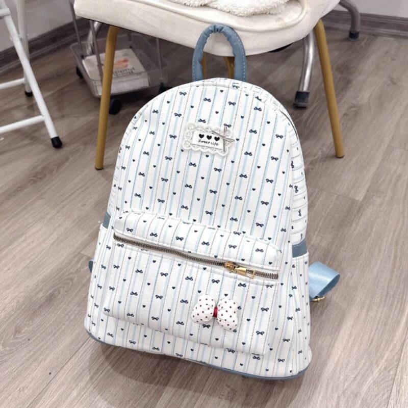 7 Lý Do Balo Họa Tiết Nơ Hồng Dễ Thương Trở Thành Xu Hướng Được Yêu Thích 1 Balo Họa Tiết Nơ Hồng Dễ Thương