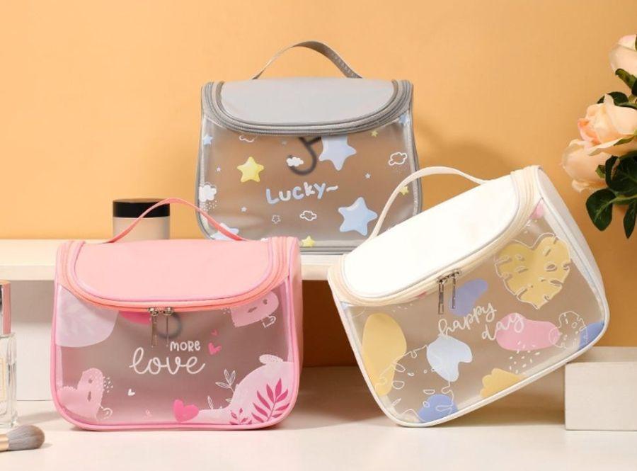 7 Lý Do Túi Đựng Mỹ Phẩm Trong Suốt Hoạt Hình Được Yêu Thích Nhất Hiện Nay 1 Túi Đựng Mỹ Phẩm Trong Suốt Hoạt Hình